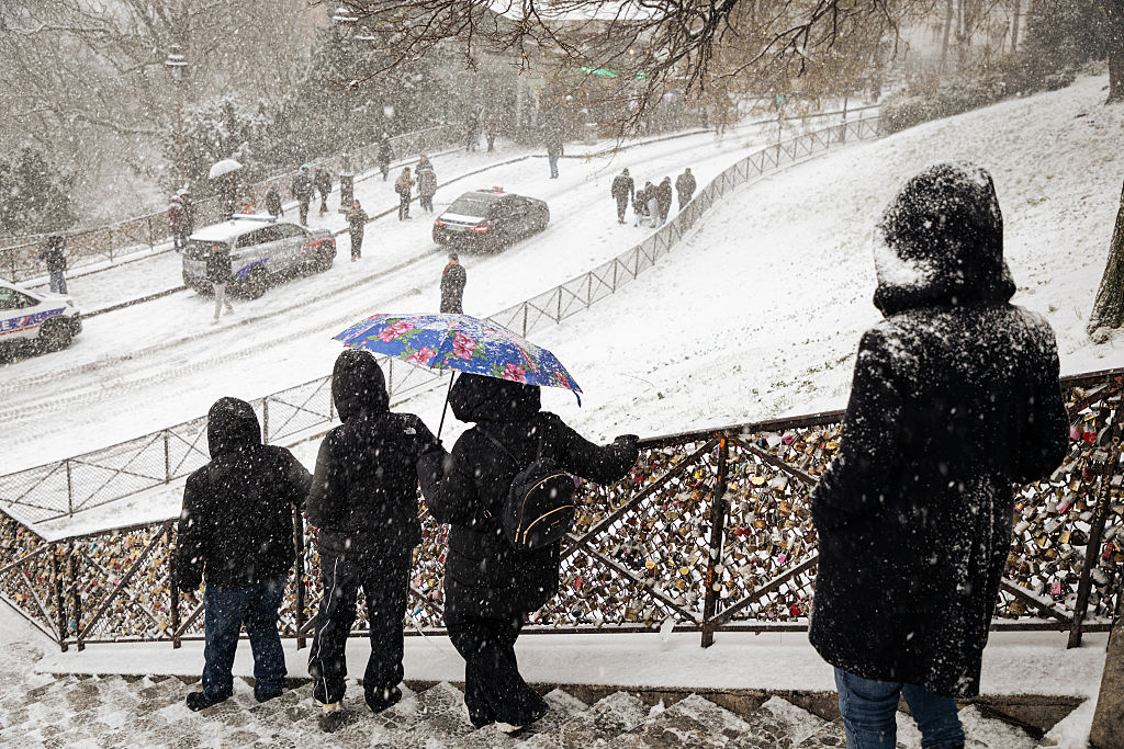 Стотици полети са отменени, има жертви и наводнения заради лошото време в Европа