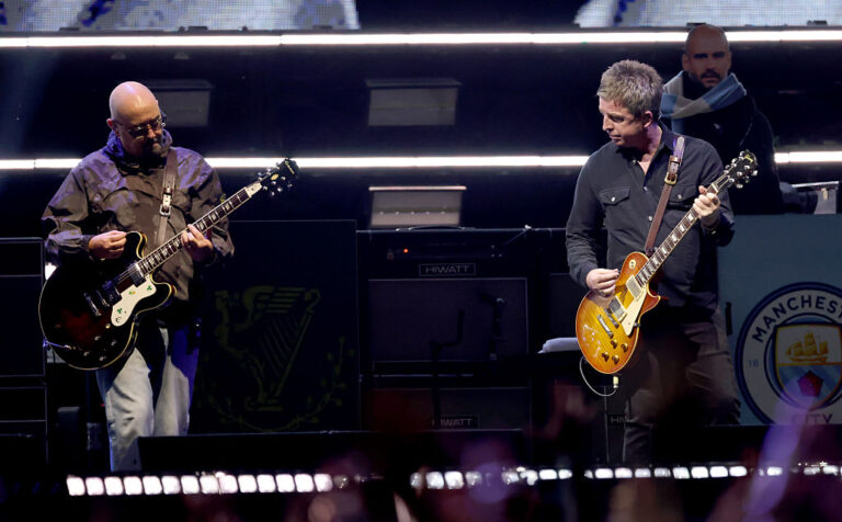 Китаристът на Oasis Bonehead се оттегля от турнето заради рак на простатата
