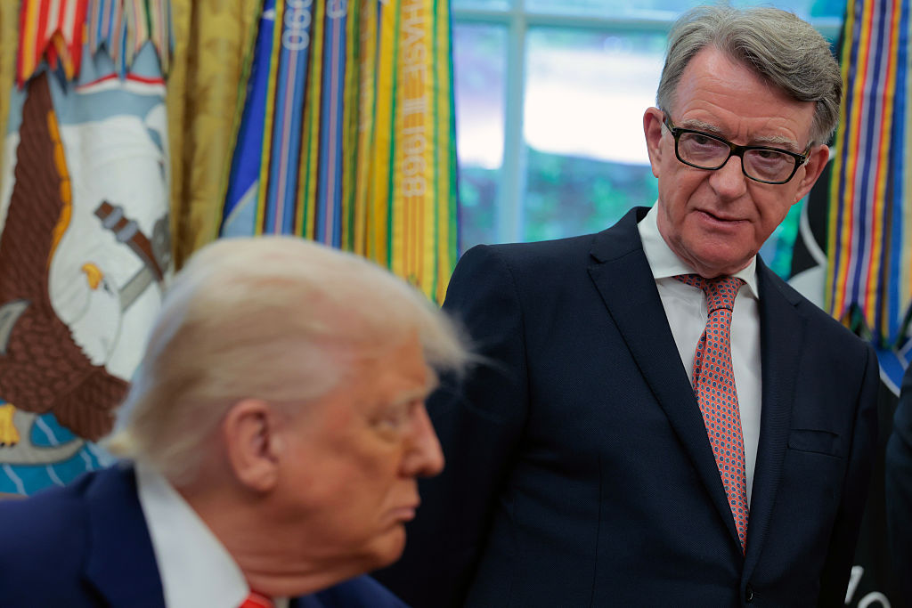 Арестуван е бившият посланик на Великобритания в САЩ