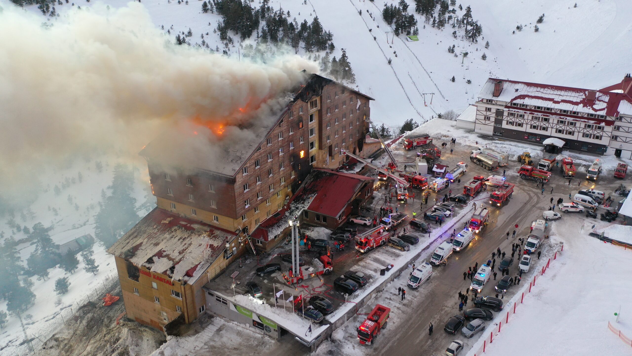 10 души загинаха при пожар в ски курорт в Турция