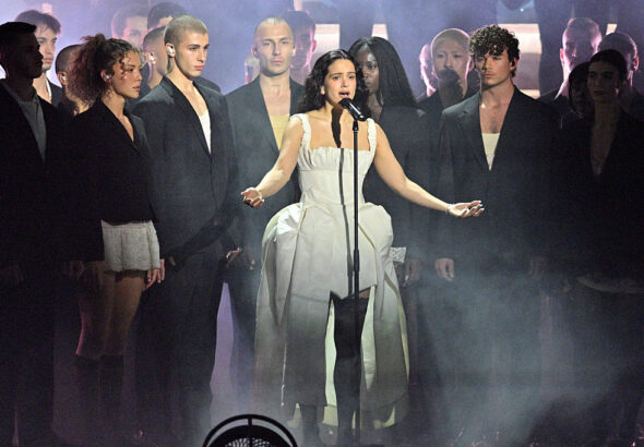 Росалия прекъсна концерт заради хранително отравяне