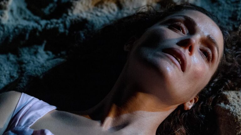 „If I Had Legs I’d Kick You“ изправя зрителя пред болезнено откровен портрет на майчинството