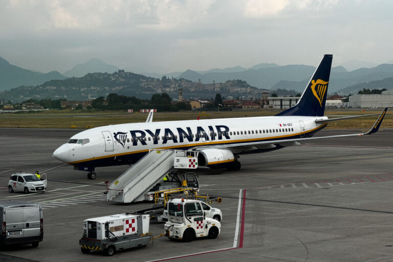Ryanair вдига цените на билетите след спад в годишната печалба