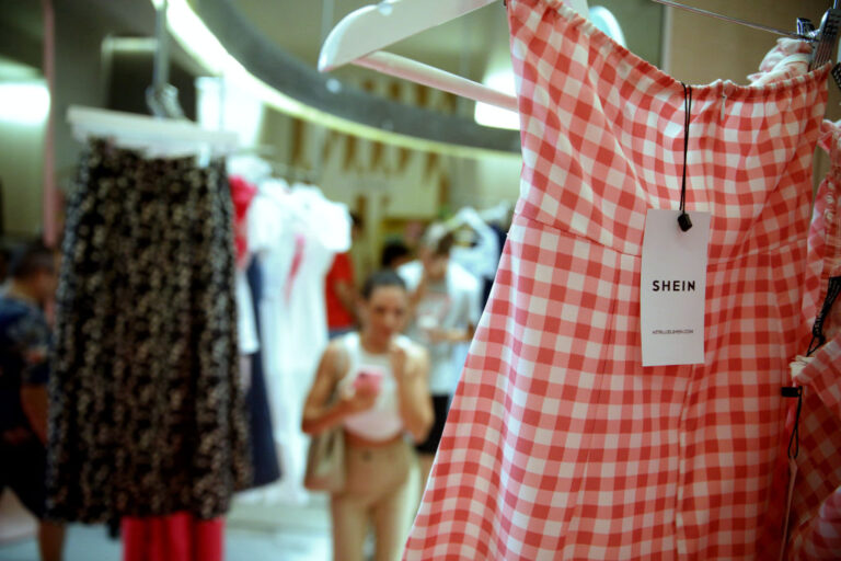 Shein отваря първите си физически магазини във Франция. И Париж не харесва това