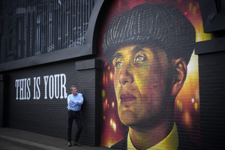 Създателят на Peaky Blinders ще напише новия филм за Джеймс Бонд