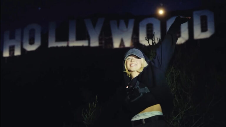 Сидни Суини окичи знака Hollywood със сутиените си и забърка нов скандал