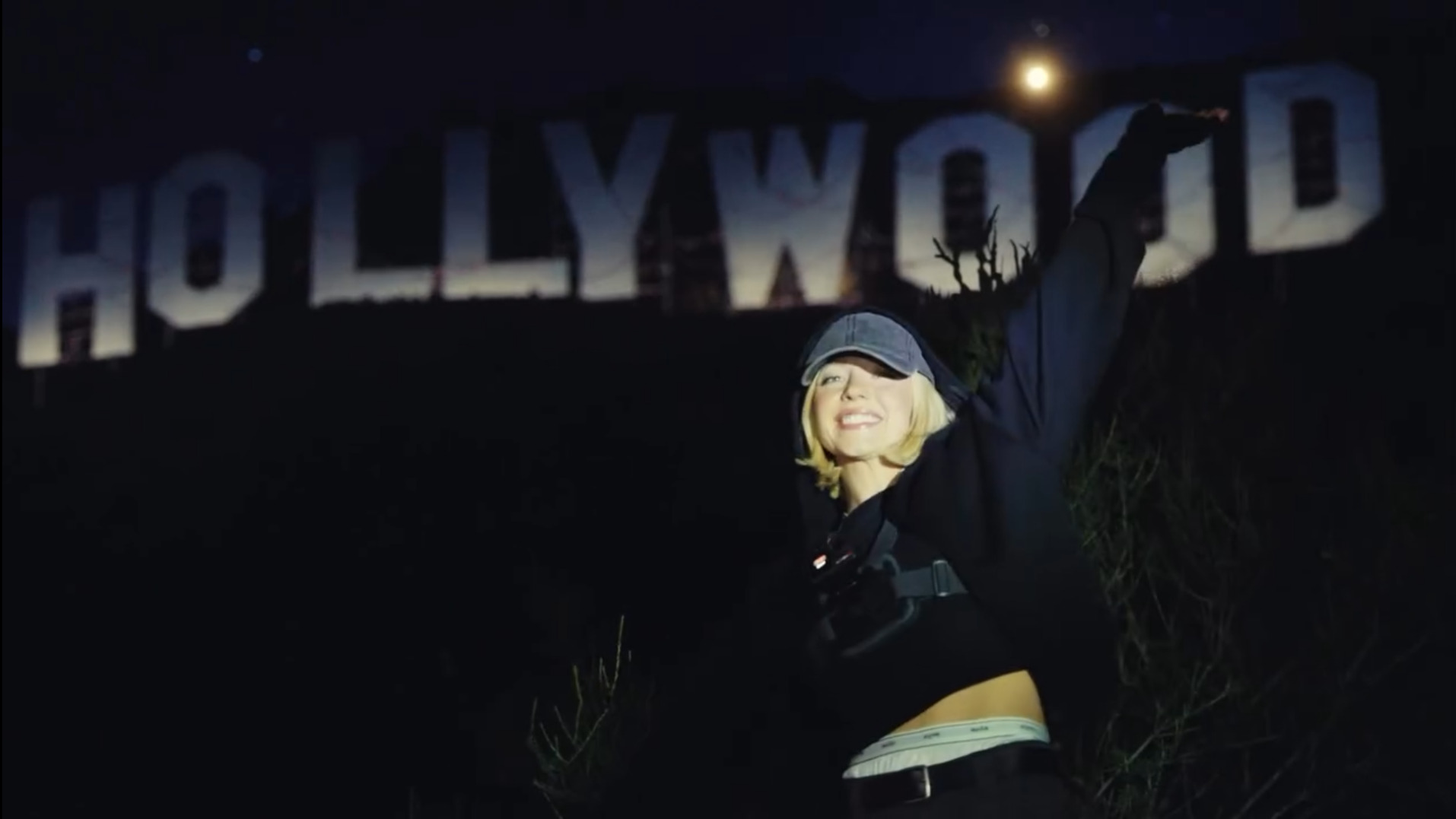 Сидни Суини окичи знака Hollywood със сутиените си и забърка нов скандал