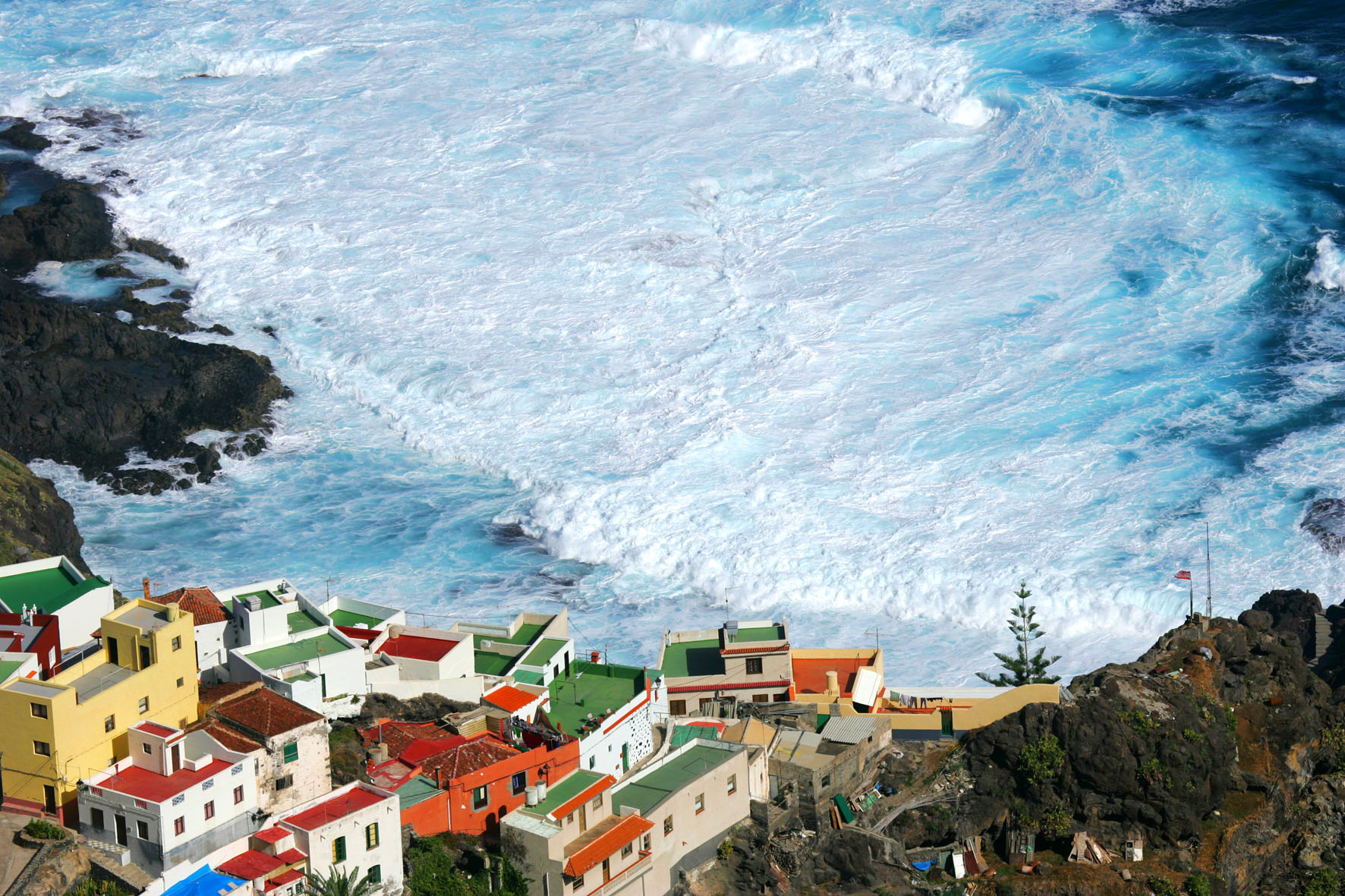 Трима души загинаха, 15 са ранени при бурно вълнение край Тенерифе