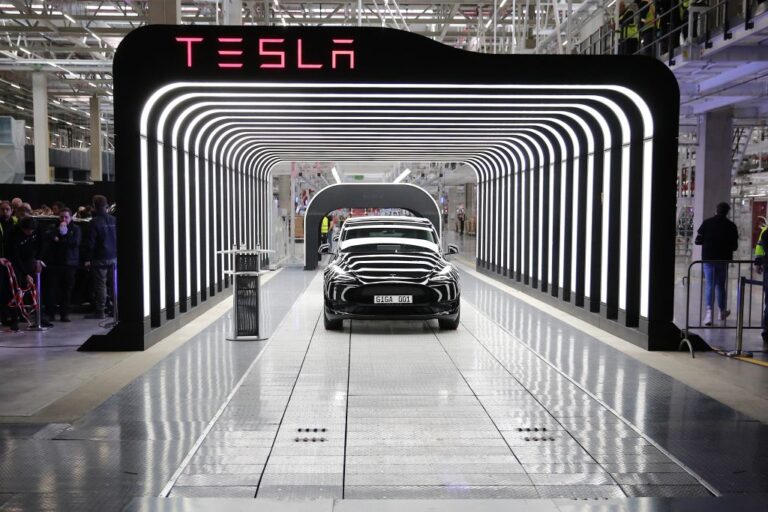 Братът на Илон Мъск продаде акции на Tesla за 27 милиона долара