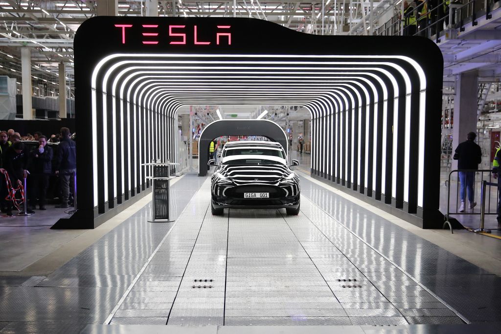 Братът на Илон Мъск продаде акции на Tesla за 27 милиона долара