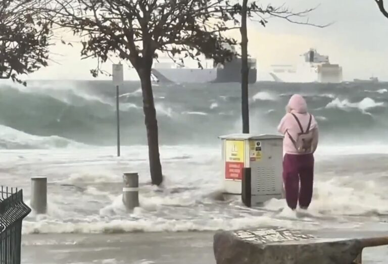 Мощна буря с ураганен вятър причини разрушения и наруши транспорта в Турция