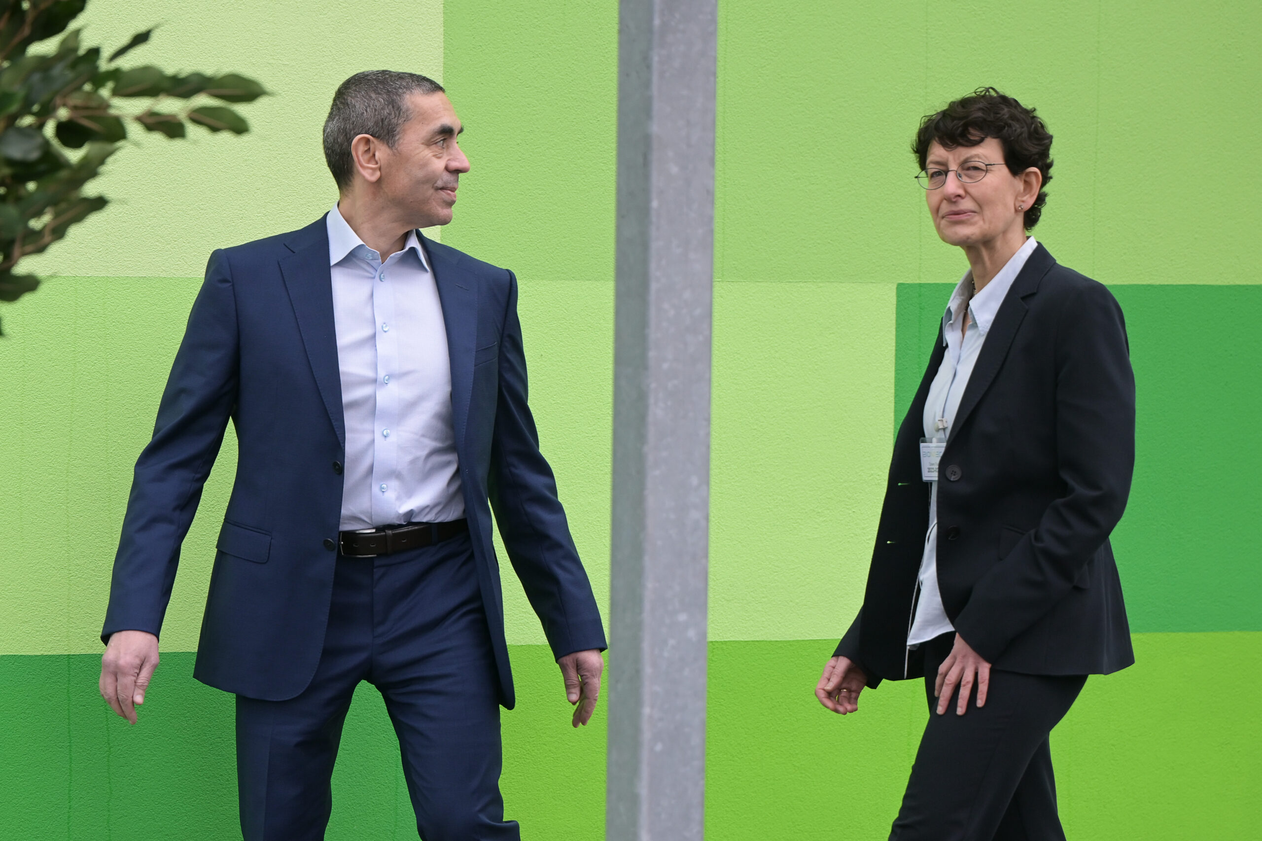 Съпрузите, които създадоха Covid-ваксината, напускат BioNTech