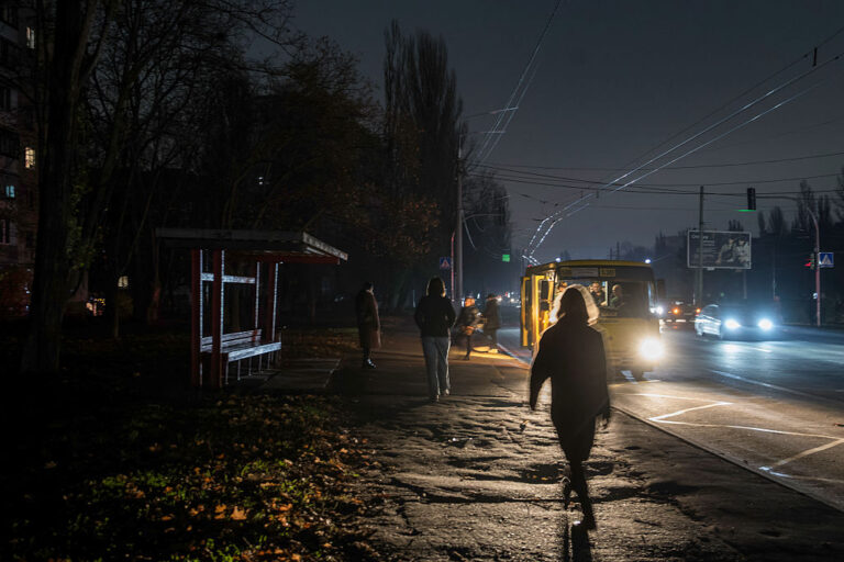 Украйна разследва корупция в енергетиката си след мащабни руски удари