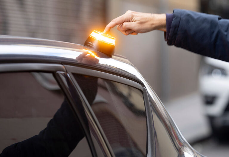 Испания заменя предупредителните триъгълници с V-16 аварийни светлини от 2026 г.