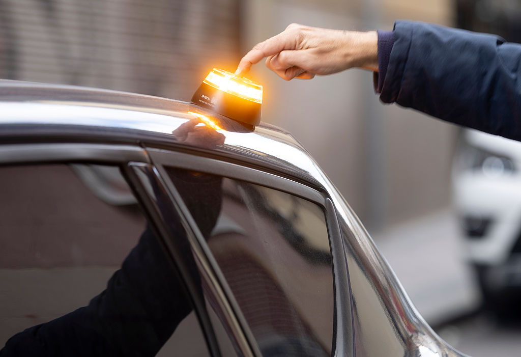 Испания заменя предупредителните триъгълници с V-16 аварийни светлини от 2026 г.