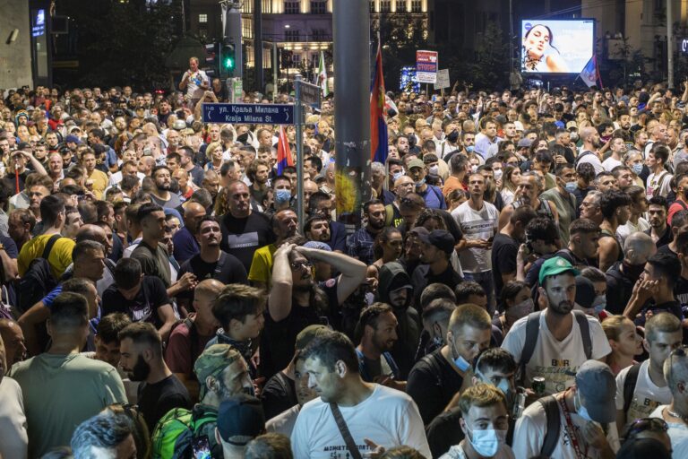 Сръбската полиция се сблъска с големия протест на Видовден срещу Вучич