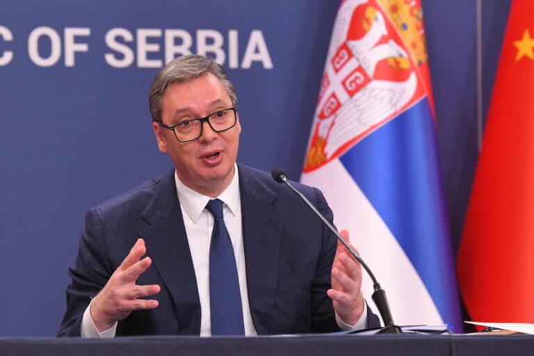 Служители от съдебната власт в Сърбия излизат в пълномащабна стачка в ново предизвикателство за Вучич