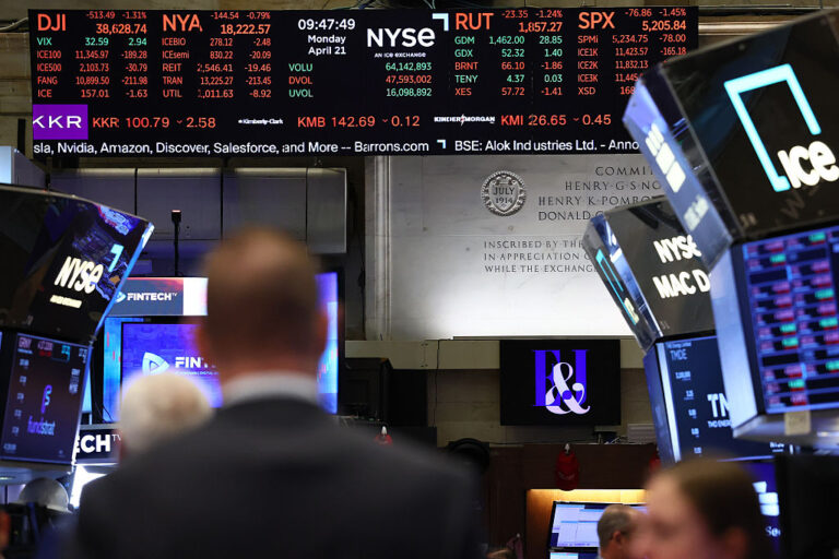 WSJ: Dow Jones преживява най-тежкия си месец април от Голямата депресия насам