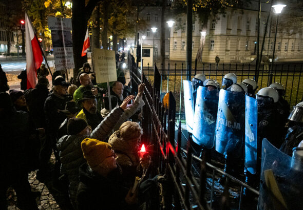 Отстраняването на председателя на Конституционния съд хвърли Полша в политическа криза