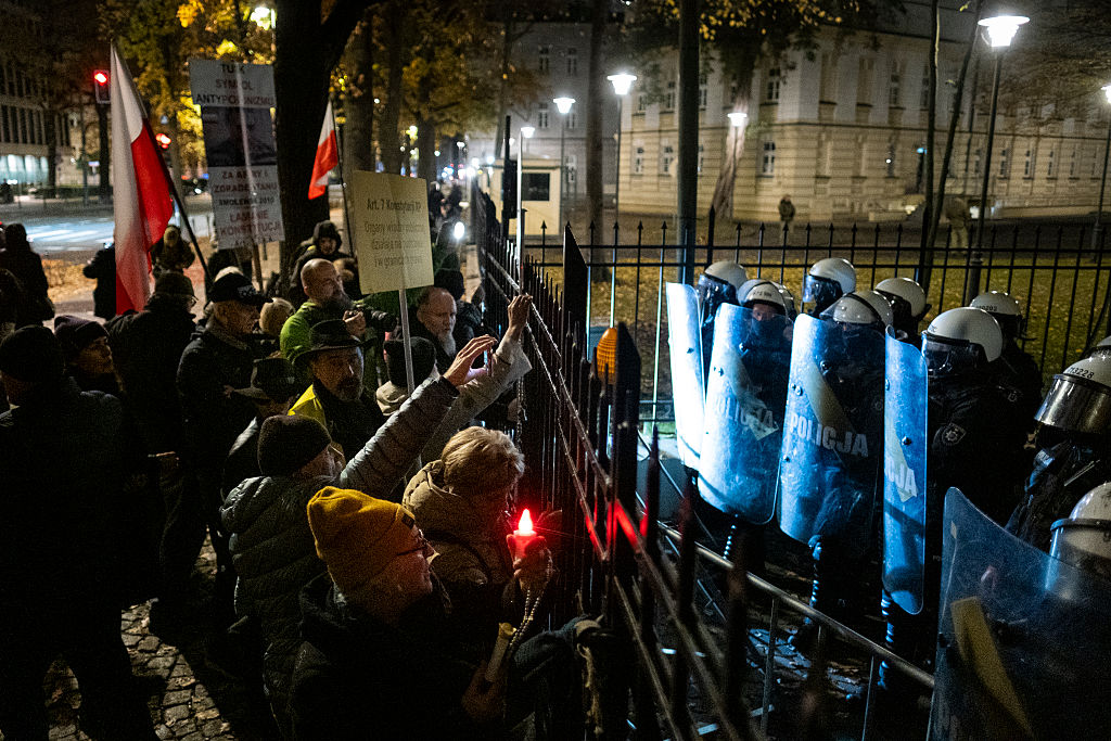 Отстраняването на председателя на Конституционния съд хвърли Полша в политическа криза