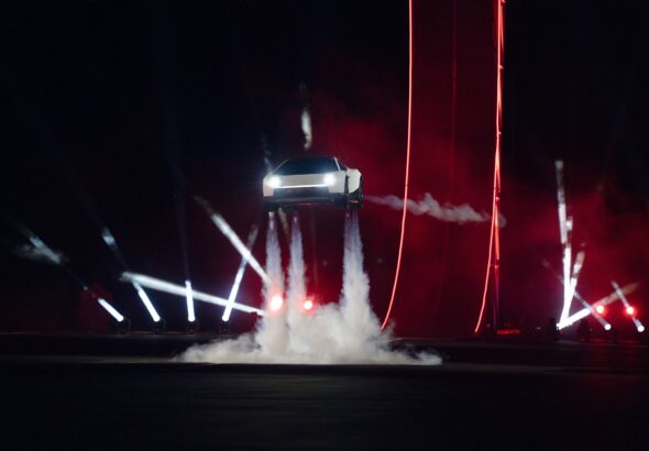 Мъск показа „летяща кола“ на Tesla и обеща да я пусне в производство през 2028 г.