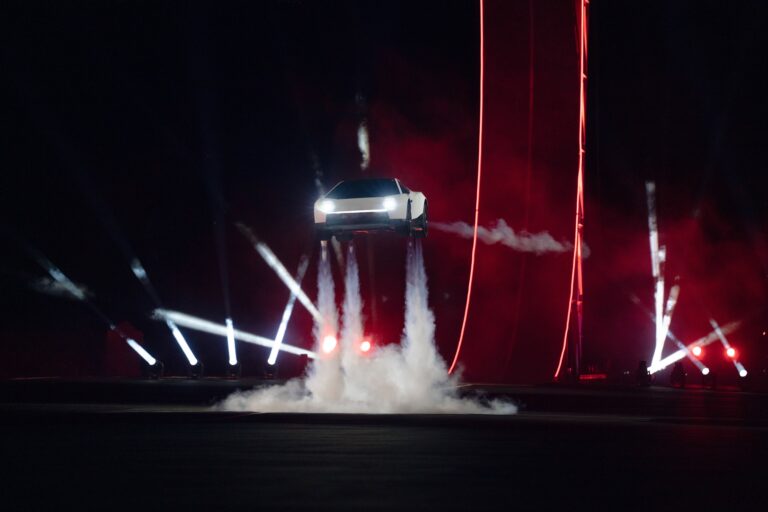 Мъск показа „летяща кола“ на Tesla и обеща да я пусне в производство през 2028 г.