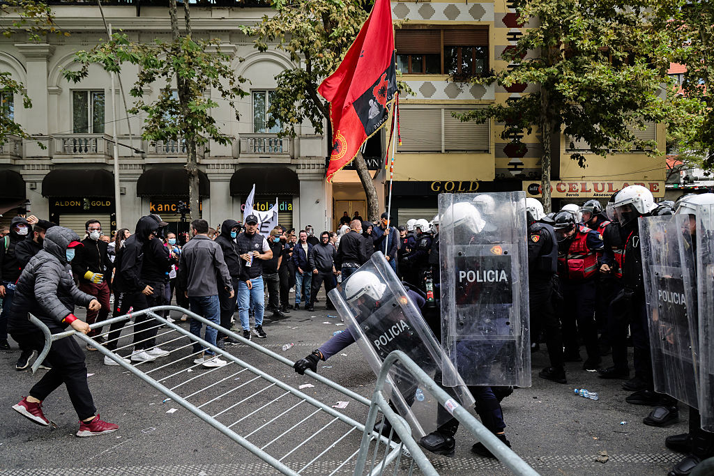 Студентски протест в Албания прерасна в сблъсъци с полицията, има ранени и задържани