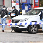 Мъж уби човек и рани петима край Париж, Макрон обяви нападението за терористичен акт