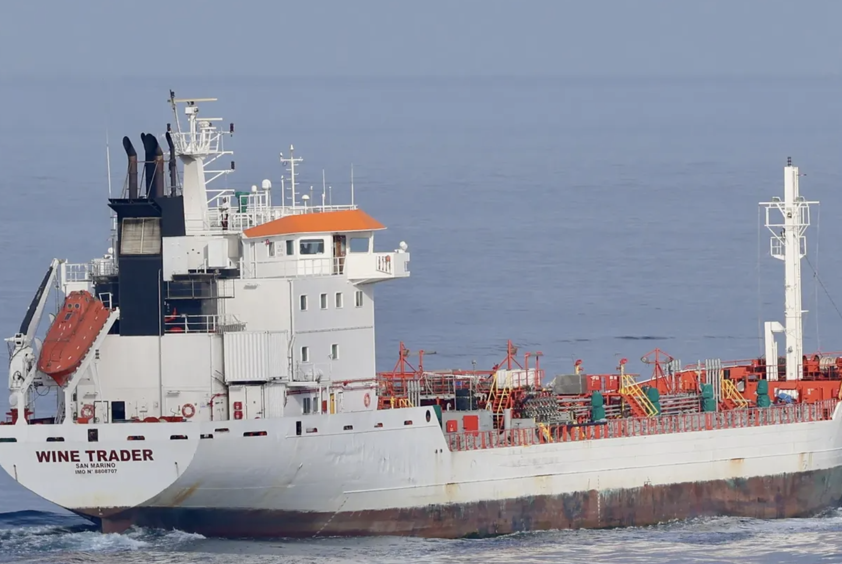 Издирват 8 моряци след удар по втори кораб край Румъния